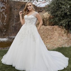 مزون لباس عروس شگفتی ها با سفید